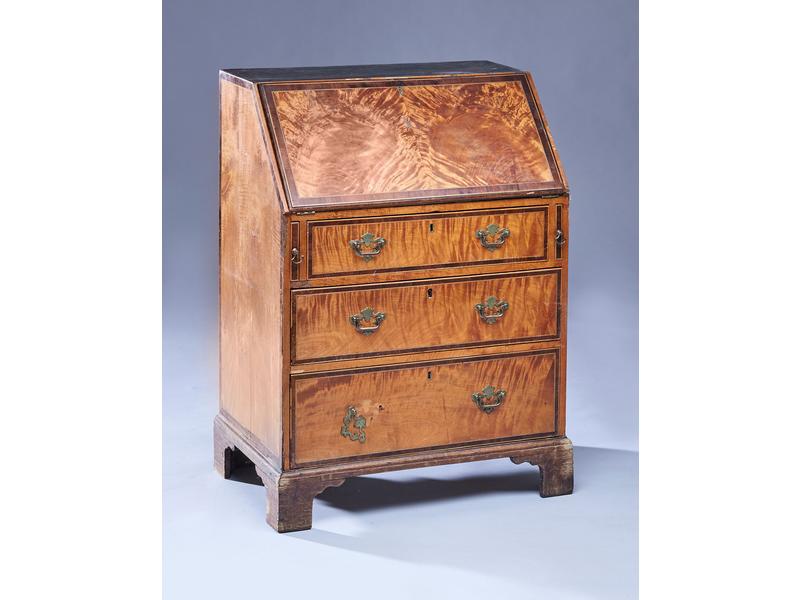 PETIT BUREAU DE PENTE en acajou et placage...