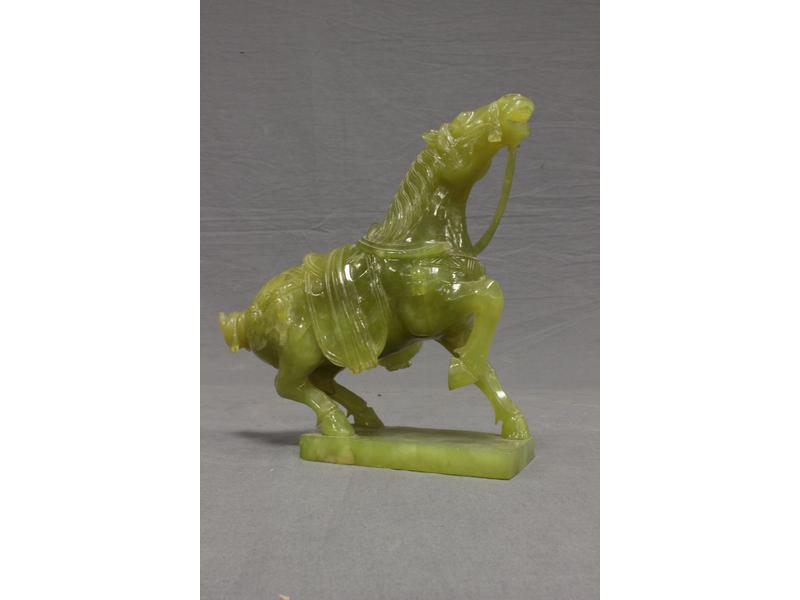 CHEVAL en serpentine verte sculptée sur une...