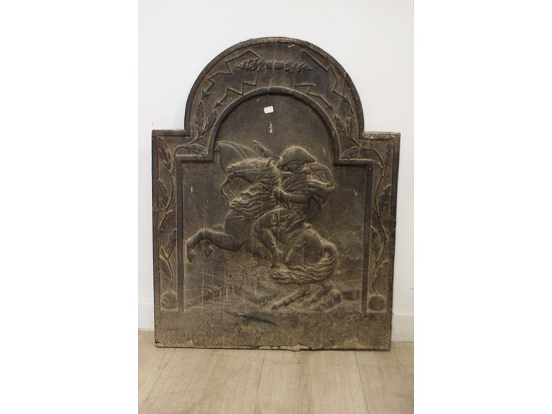 PLAQUE DE CHEMINEE à chapeau de gendarme...