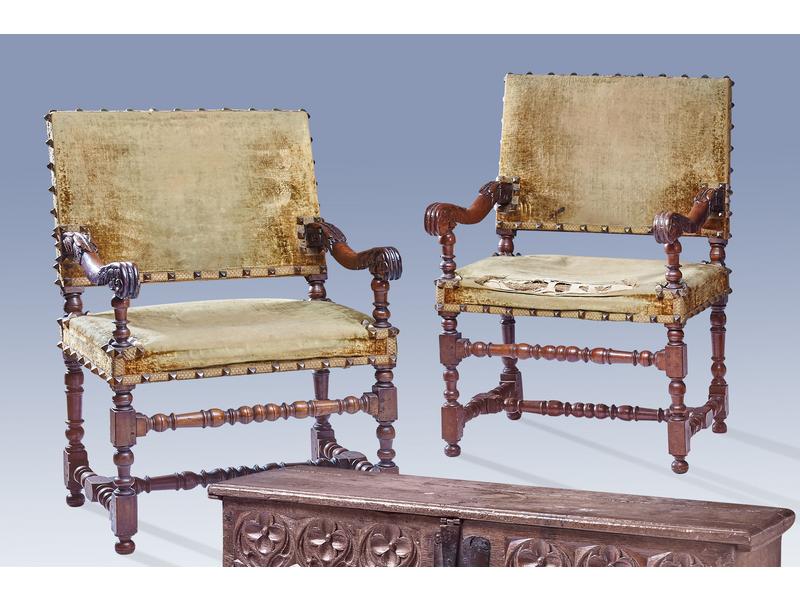 PAIRE DE FAUTEUILS en acajou et placage d'acajou...