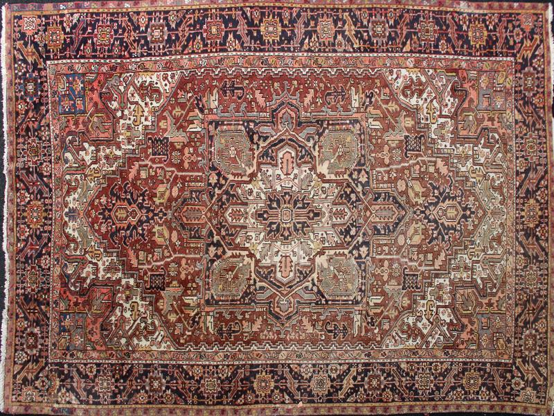 GRAND TAPIS en laine dans les tons bruns...