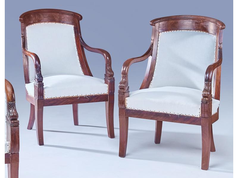 PAIRE DE FAUTEUILS en noyer mouluré et sculpté,...