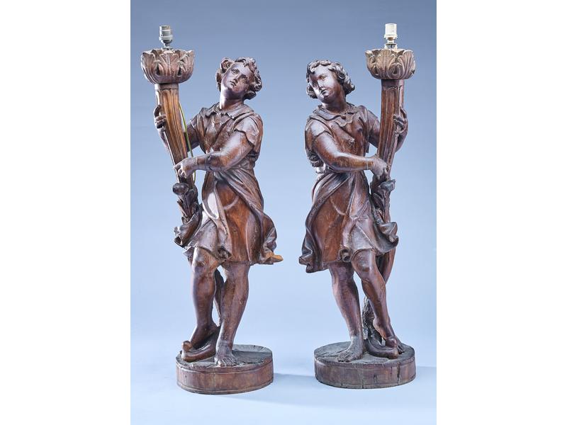 PAIRE DE PORTE-TORCHERES en bois naturel...