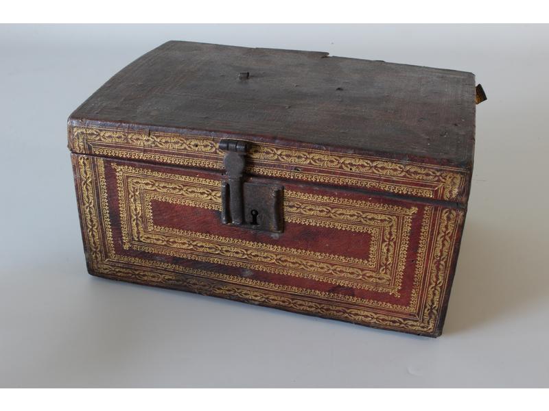COFFRET rectangulaire légèrement bombé en...