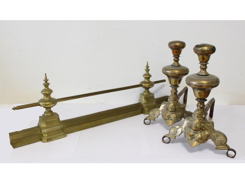PAIRE DE LANDIERS de forme balustre en laiton...
