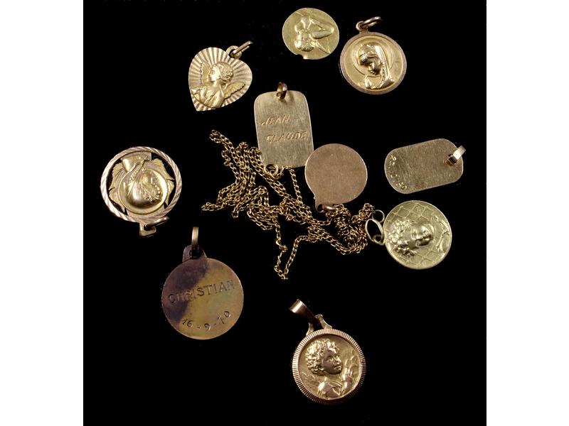 DEBRIS D'OR (18K) comprenant médailles et...