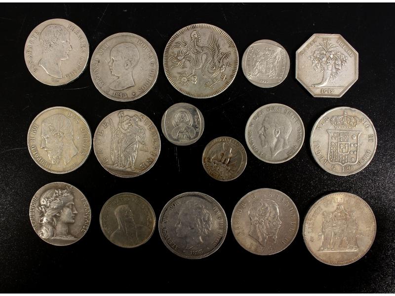 LOT DE MONNAIES en argent, comprenant 16...