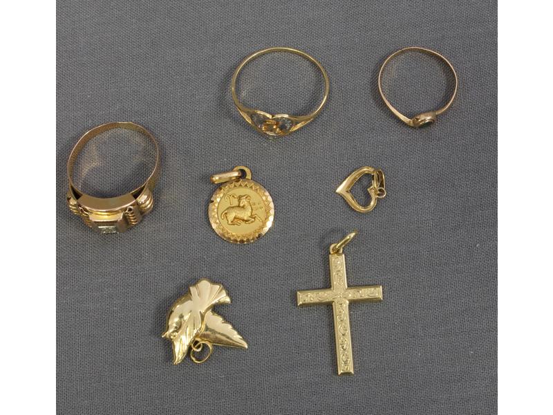 LOT DE BIJOUX en or jaune (18K) comprenant...