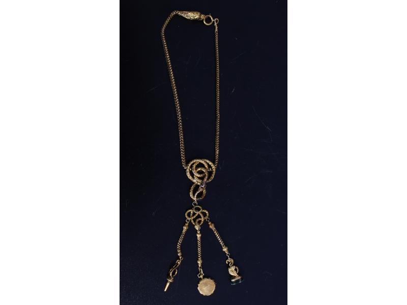 ELEMENT DE CHATELAINE en or jaune (18K),...