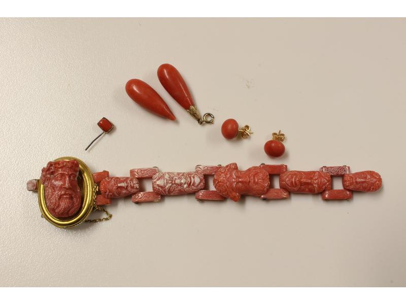 ELEMENTS DE BIJOUX en corail rouge, dont...