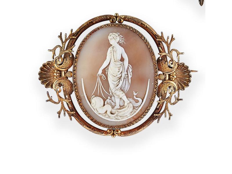 BROCHE en or jaune (18K) ornée d'une camée...