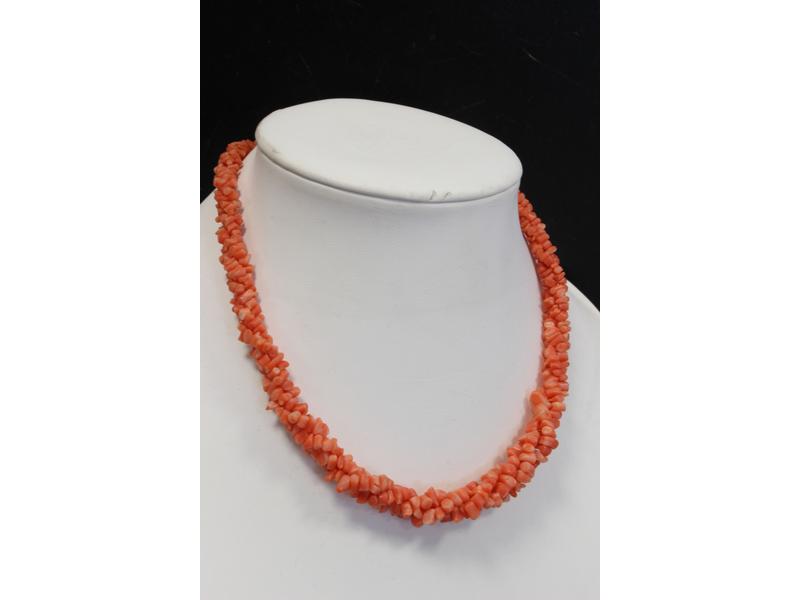 COLLIER à trois rangs de corail entrelac...