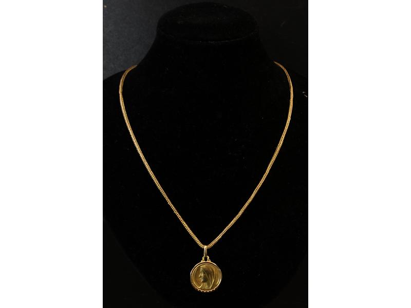 MEDAILLE ET CHAÎNE en or jaune (18K). Poids...