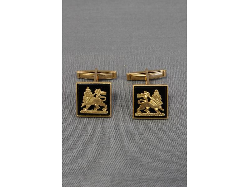 PAIRE DE BOUTONS DE MANCHETTES en or jaune...
