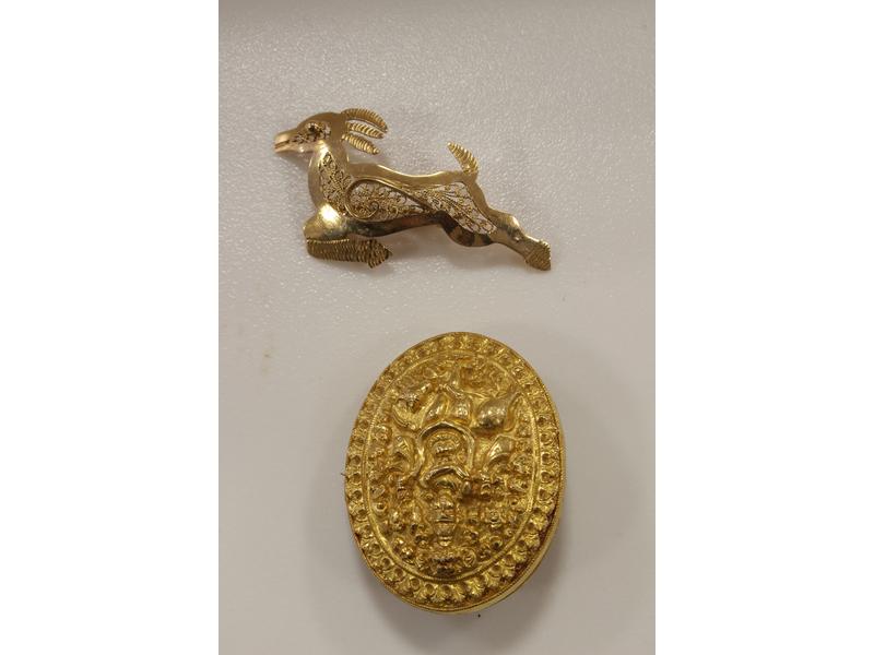 DEUX BROCHES en or jaune (18K) l'une médaillon...
