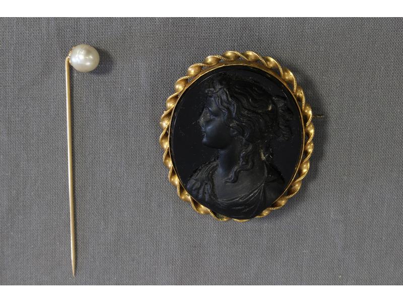 EPINGLE DE CRAVATE en or jaune (18K) sertie...