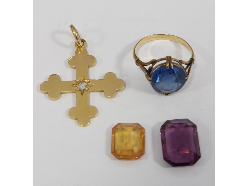 LOT en or jaune (18K) comprenant un pendentif...