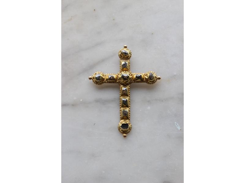 CHAÎNE en or jaune (18k) et sa CROIX sertie...