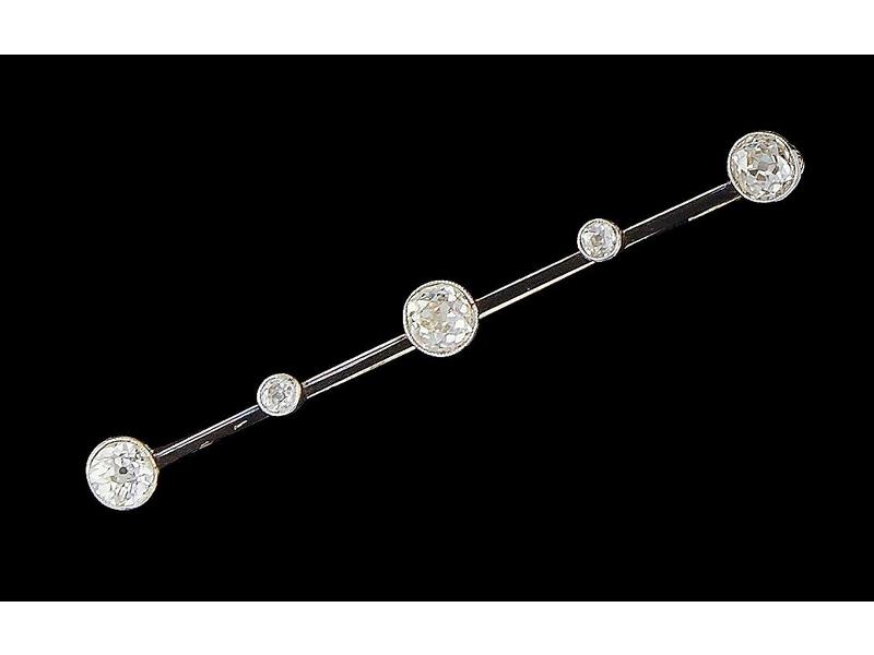 BARRETTE en or gris (18K) sertie de trois...