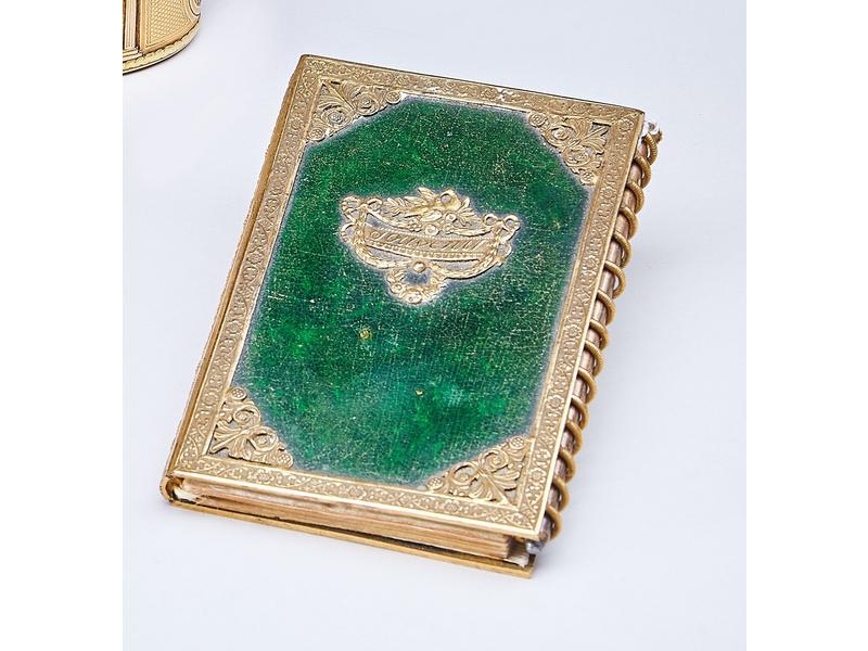 CARNET DE BAL en maroquin vert réhaussé d'émail...
