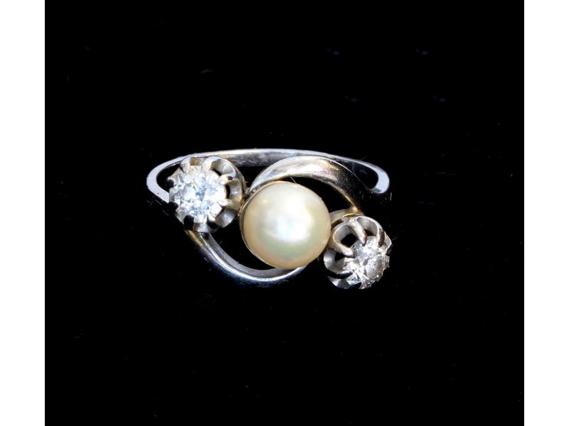 BAGUE en or gris (18K) ornée d'une perle...