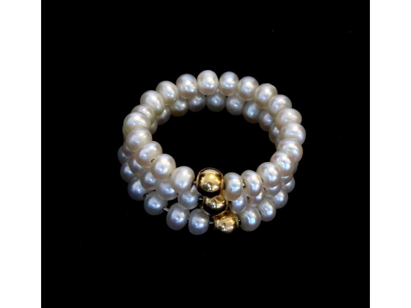BAGUE à trois rangs de perles d'eau douce...