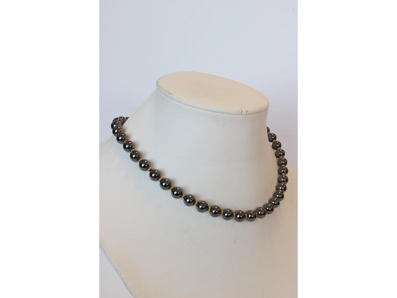 COLLIER en or jaune (18K) et perles d'hématite,...