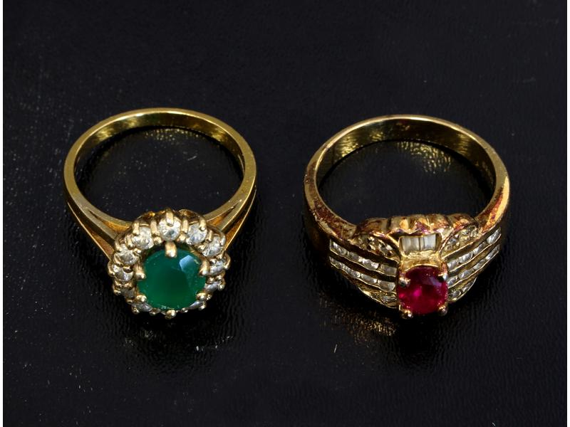 BAGUE type marguerite en or jaune (18K) sertie...