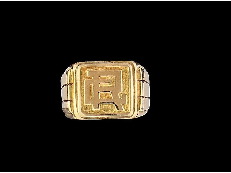 CHEVALIERE en or jaune (18K) monogrammée...