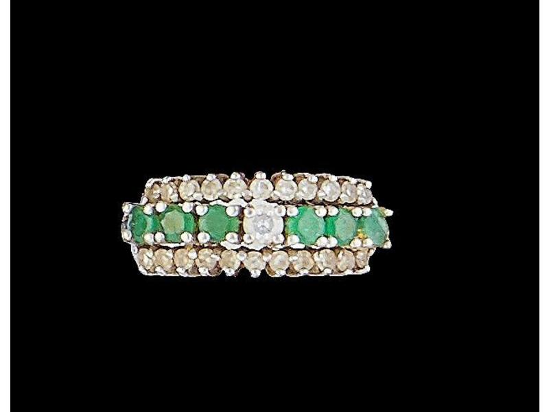 BAGUE en or gris (18K) à un rang principal...