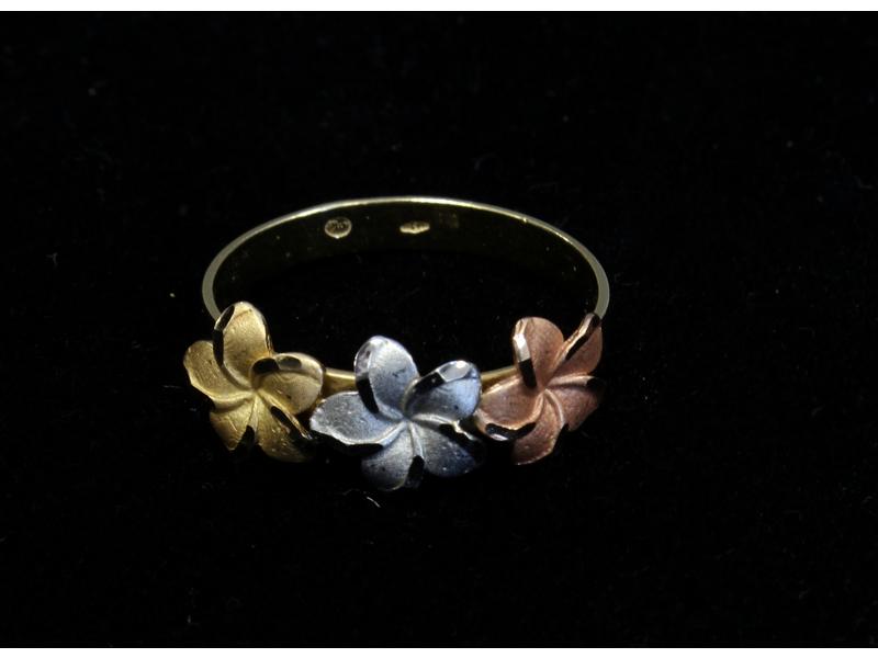 BAGUE trois ors (18K) à décor de fleurs ...