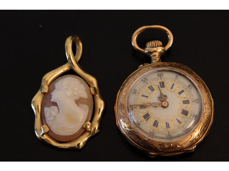 MONTRE DE COL en or jaune (18K) (Poids brut...