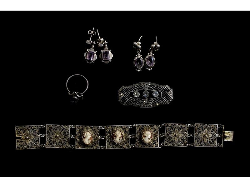 LOT DE BIJOUX en argent, comprenant un bracelet...