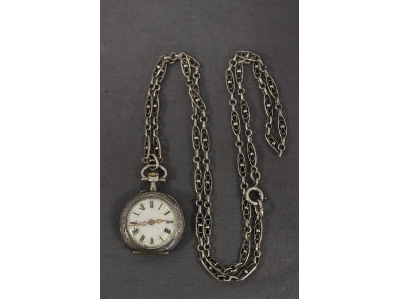 CHAÎNE DE MONTRE en argent à décor de maillons...