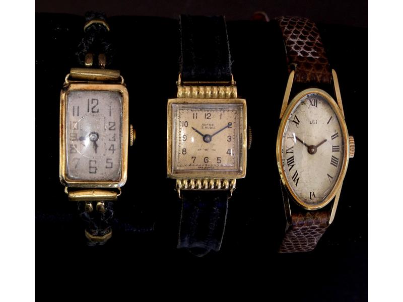 TROIS BOÎTIERS DE MONTRES de dame en or jaune...
