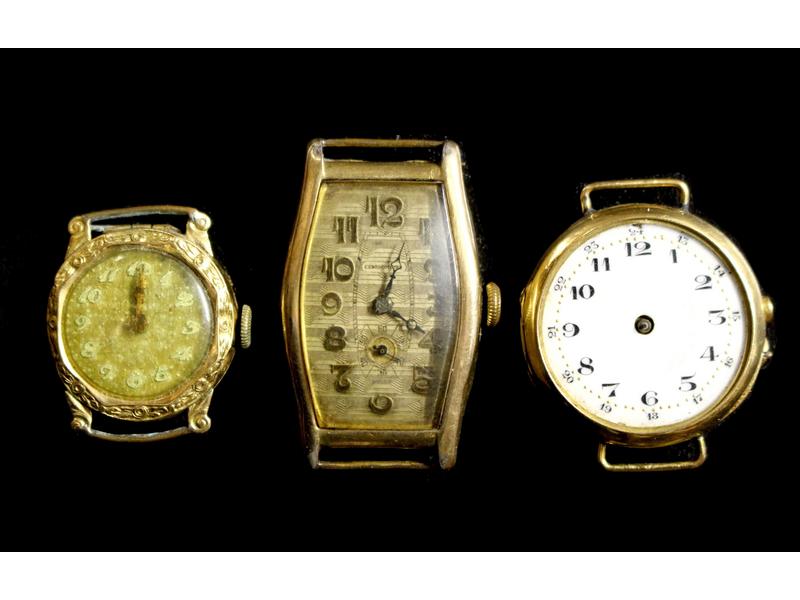 TROIS BOÎTIERS DE MONTRE bracelet en or (18K)....