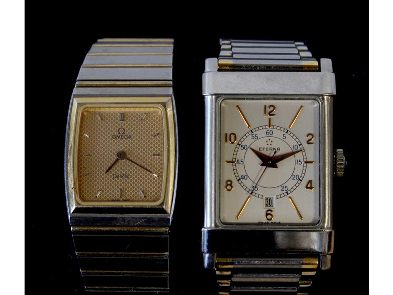 DEUX MONTRES bracelets en acier