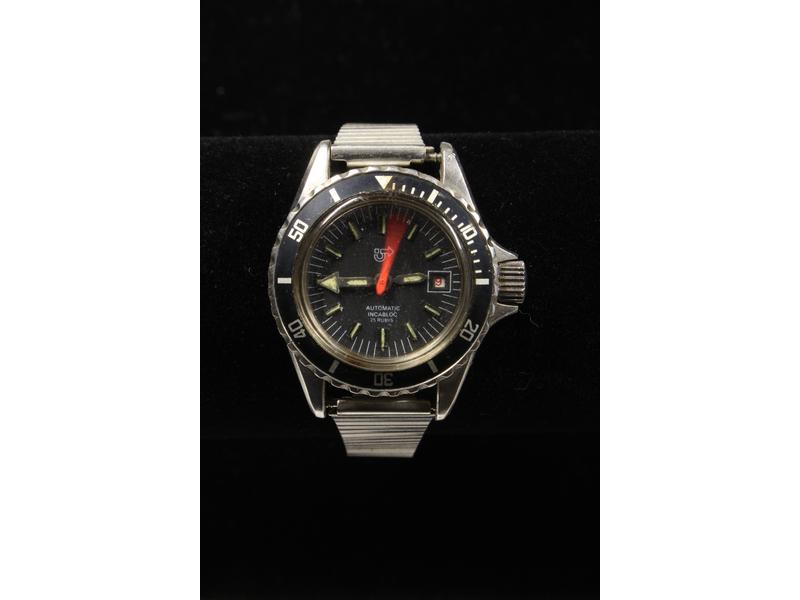 MONTRE bracelet de dame en acier, mouvement...