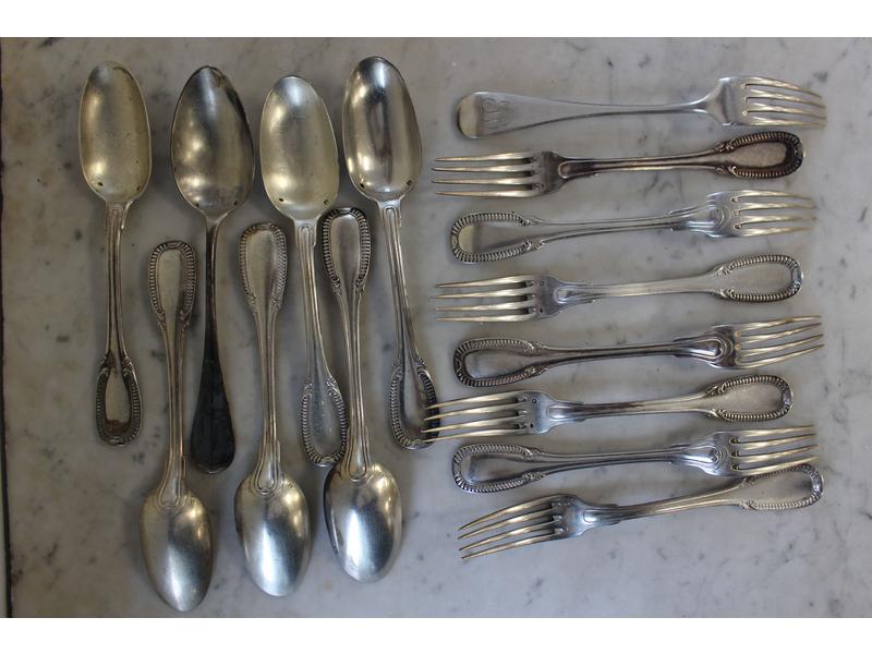 SIX COUVERTS en argent modèle à godrons et...