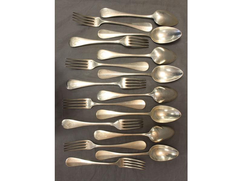HUIT COUVERTS en argent modèle à baguette,...