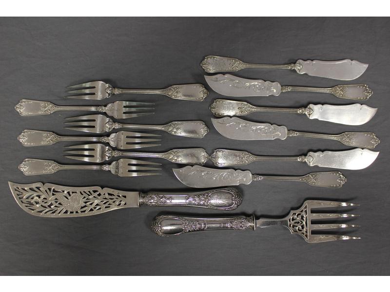COUVERT DE SERVICE A POISSON à spatules gravées...