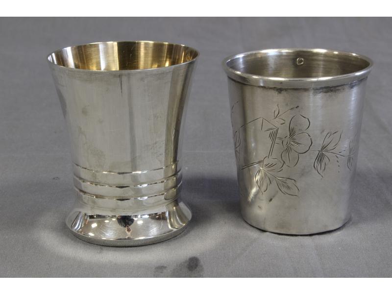 DEUX TIMBALES en argent, l'une gravée de...