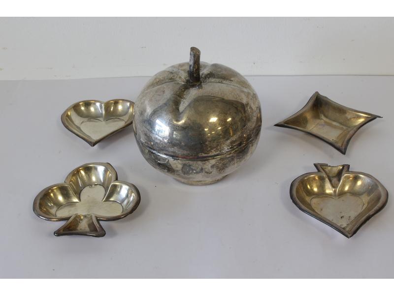 QUATRE coupelles en argent (925e) aux symboles...