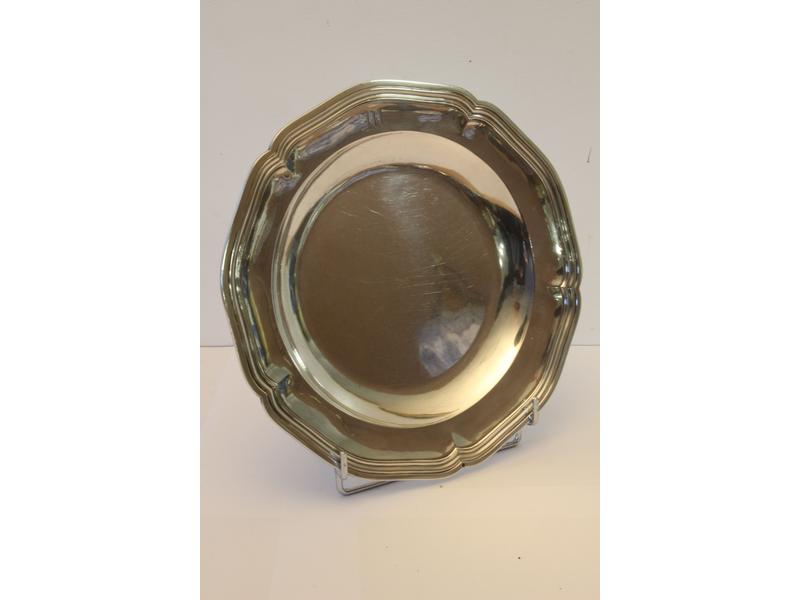 PLAT rond à contours en argent fileté.