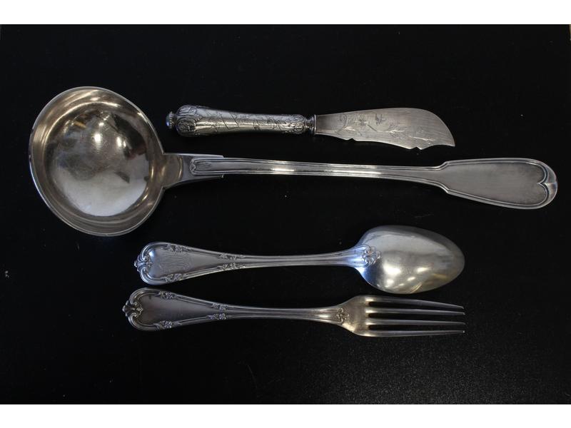 LOT DE COUVERTS en argent, comprenant: