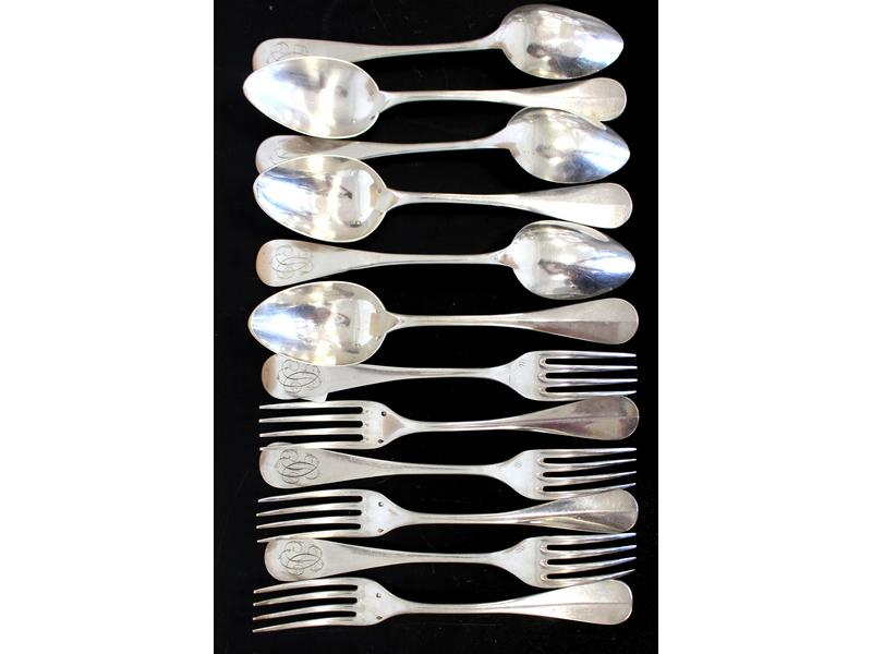 SIX COUVERTS en argent modèle baguette, monogrammés...