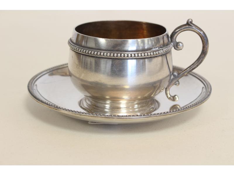 PETITE TASSE ET SOUS-TASSE en argent, à rang...