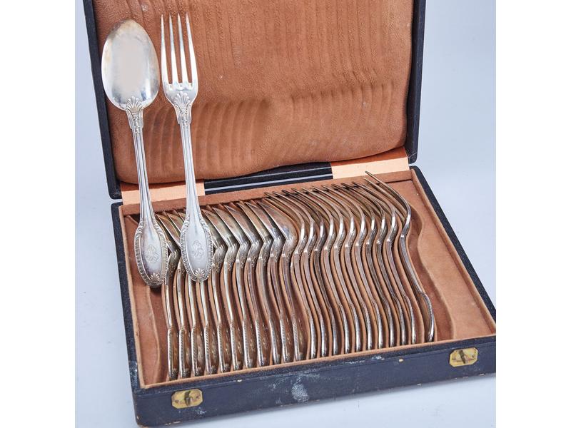 DOUZE GRANDS COUVERTS en argent, modèle à...