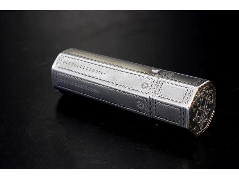 BEL ETUI à briquet en argent uni et filet...