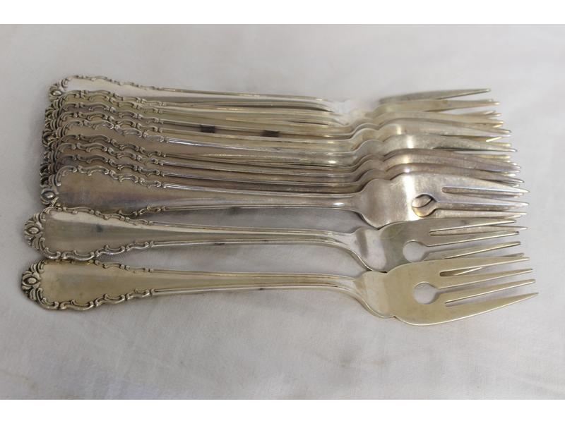 DOUZE FOURCHETTES à poisson en argent, spatule...